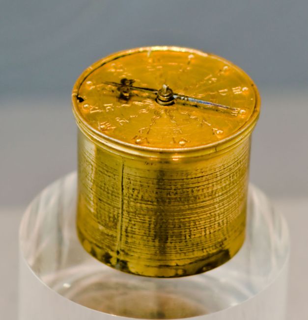 1280px-Henlein_Taschenuhr