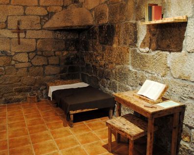 750px-S._Pedro_de_Rocas,_cela